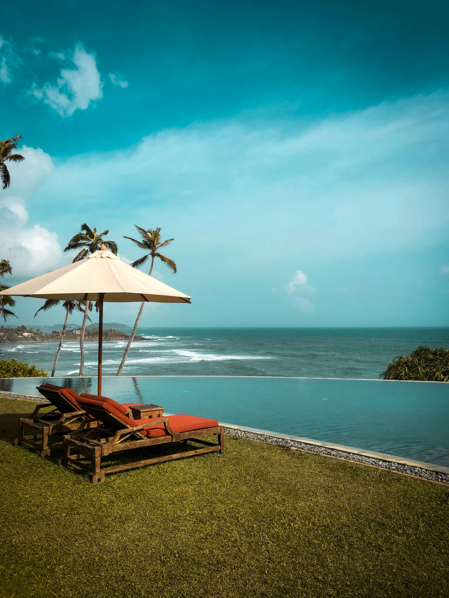Infinity pool villa overlooking the Indian Ocean